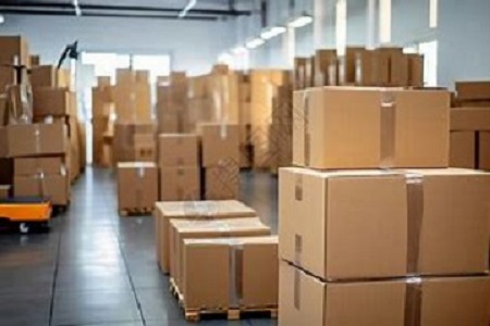 瓦楞纸箱产品展示，棕色瓦楞纸材质，标准矩形包装箱，表面平整，适用于工业包装用途
